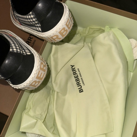 Burberry kids shoe - Picture 3 of 4